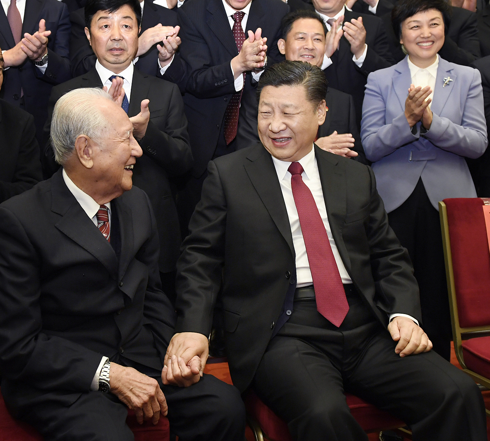 2017年11月17日,全国精神文明建设表彰大会在北京人民大会堂举行。图为习近平邀请黄旭华代表坐在自己身边合影。
