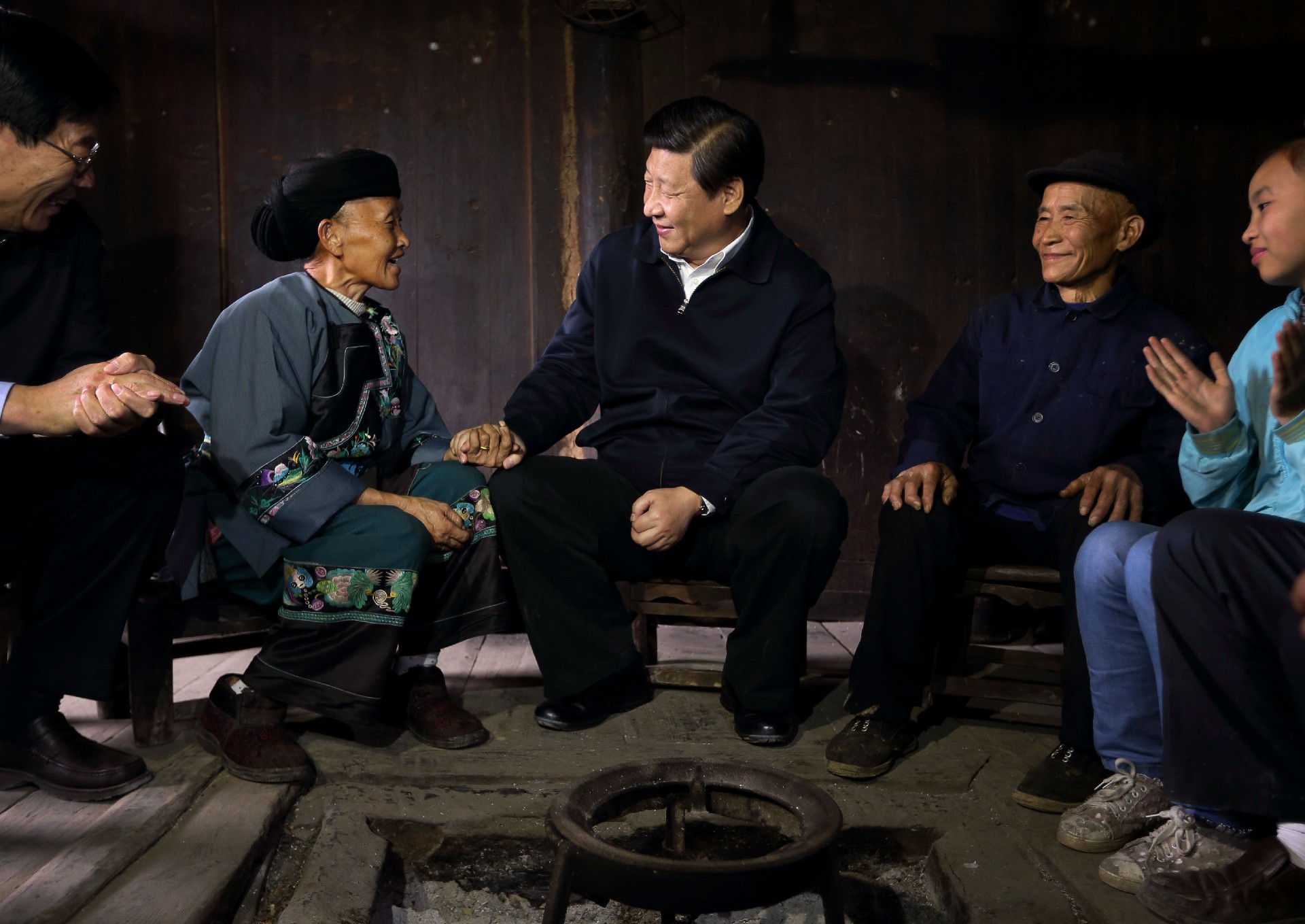2013年11月3日,习近平在湖南花垣县十八洞村,与石拔三老人握手交谈。