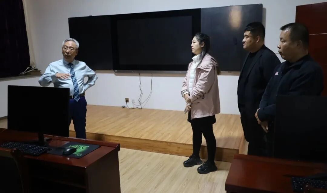 褚延学讲课.jpg